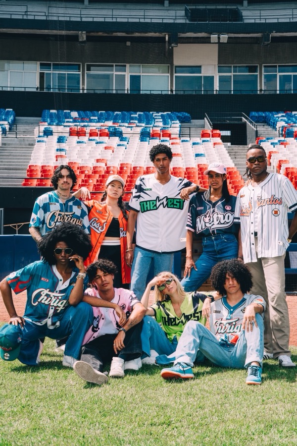Equipo con uniformes REDOX en el estadio Rod Carew